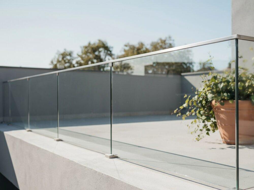 cena szklanej balustrady