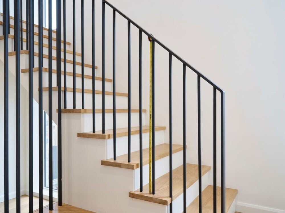 montaż balustrady na schodach