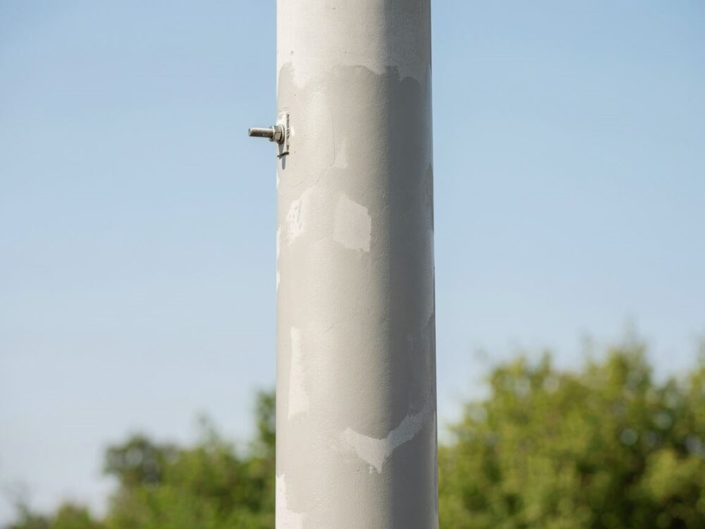 słup betonowy przed malowaniem