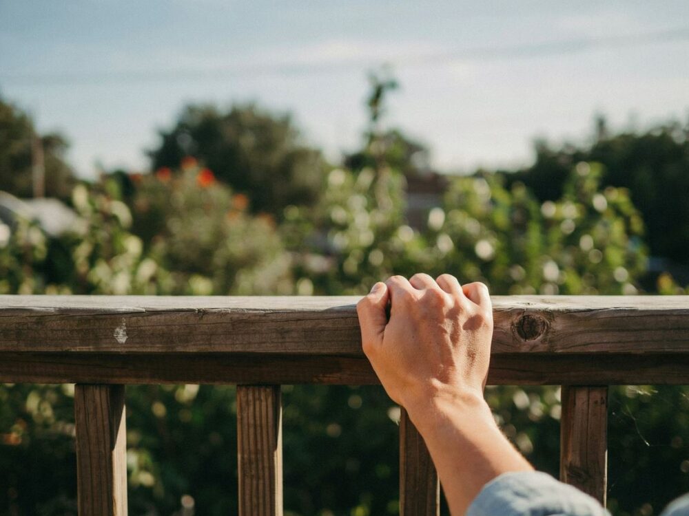 stopień schodów z balustradą