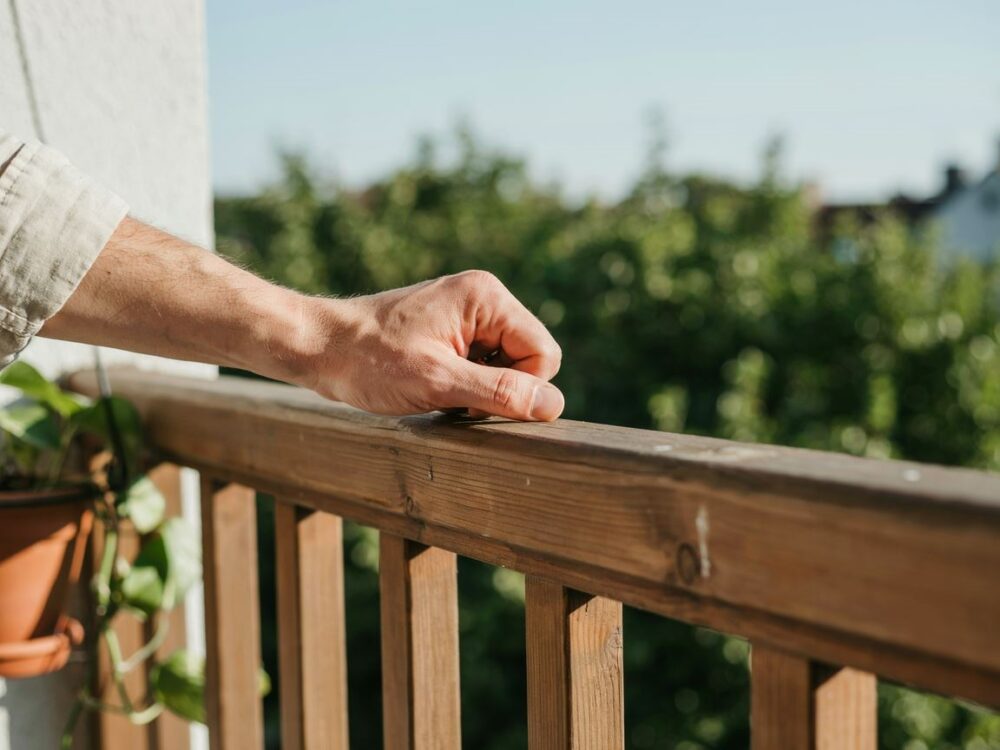 stopień ze stalową balustradą