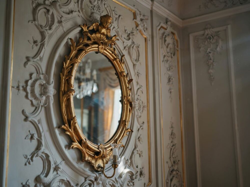 stylowe lustro z ornamentami