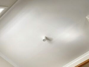 sufit z drewnianymi belkami