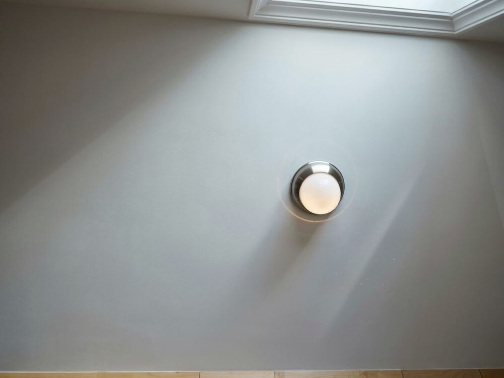 sufit z oświetleniem LED